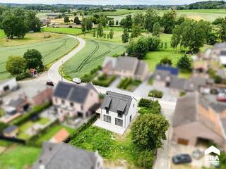 <p>Welkom in Spouwen, een deelgemeente van Bilzen. Deze nieuwbouwwoning bevindt zich in een groene en landelijke omgeving. De rustige sfeer en toch vlotte verbinding naar Bilzen - Riemst - Tongeren, vormen de ideale locatie. De woning wordt voorzien volgens de laatste bouwnormen waaronder <strong>isolatie</strong>, <strong>zonnepanelen</strong>, <strong>warmtepomp</strong>,...<br /><br /><strong><u>INDELING</u><br />Kelder: </strong>De woning is voorzien van een kruipruimte.<br /><br /><strong>Gelijkvloers:</strong> We betreden de woning via de inkomhal (met apart toilet). Links bevindt zich de open leefruimte met keuken. Het terras en de tuin zijn te bereiken via de grote raampartijen, hierdoor geniet je volop van natuurlijk lichtinval. Naast de keuken bevindt zich een ruime berging.<br /><br /><strong>Eerste verdieping: </strong>De nachthal komt uit in de 3 slaapkamers, de badkamer en het apart toilet. <br /><br /><strong>Zolder: </strong>De zolder is te betreden via het zolderluik. </p>
<p><strong><u>TROEVEN</u><br />- BEN-woning: </strong>een E-peil van 30 of lager<br /><strong>- Ventilatie </strong>systeem D <br /><strong>- Regenwaterput </strong>van 5000 liter<br />- Vrije keuze in afwerking (budgetten voorzien)<br />- Zeer goede <strong>indeling</strong> waar elke vierkante meter optimaal wordt benut <br />- <strong>Tuinaanleg</strong> is inbegrepen. Terrasafwerking mogelijk tegen meerprijs<br /><br />De prijs is exclusief registratierechten op de grond (12%), BTW op de constructie (21%) en aansluitingskosten.</p>