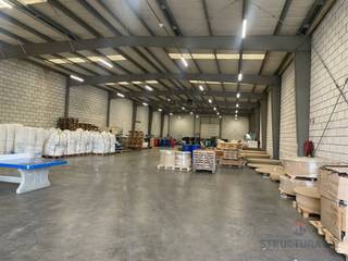 Are you looking for versatile commercial space? This warehouse with offices, located at Heiveldekens 9 in Kontich, offers the perfect solution...