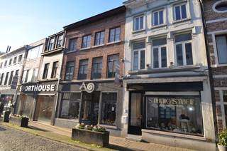 In winkelstraat centrum Lokeren: handelshuis met karakteristieke voorgevel op 343 m2 grond, bestaande uit een winkelruimte vooraan en achteraan, een patio met doorgang naar het achterliggend atelier, waarachter zich een mooie stadstuin bevindt - boven: volledig te renoveren bovenruimte, geschikt voor bewoning en bestaande uit 2 verdiepingen en een zolderruimte.