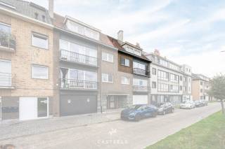 Wonen in dit duplexappartement betekent genieten van een rustige woonomgeving in Zelzate, waar de nabijheid van voorzieningen harmonieus samengaat met een gevoel van ruimte. De ligging in een verzorgde omgeving biedt de rust die je verlangt, zonder dat levendigheid ver weg is. Hier ervaar je een zekere balans tussen comfort en praktische toegankelijkheid, ideaal voor wie houdt van een evenwichtige manier van leven.<br /><br />Binnen stap je een lichte en ruime leefruimte binnen, waar de doordachte indeling meteen opvalt. De vernieuwde keuken sluit naadloos aan op de zithoek en eetruimte, wat bijdraagt aan een open en aangename woonbeleving. Op de hogere verdieping vind je twee ruime slaapkamers, elk met voldoende ruimte voor diverse gebruiksmogelijkheden, naast een verzorgde badkamer en twee aparte toiletten. De materialen en afwerking ademen een rustige kwaliteit uit, passend bij een zorgvuldige renovatie.<br /><br />Het grote terras is een fijne plek om te ontspannen, met een prettige oriëntatie die uitnodigt tot het nagenieten van de avondzon. De bijkomende garage en praktische bergruimte maken het dagelijks leven hier eenvoudiger en overzichtelijker. Zo ontstaat een woonplek die rust en comfort combineert, met aandacht voor praktische details.<br /><br />• Instapklaar duplexappartement gerenoveerd in 2021  <br />• Twee ruime slaapkamers  <br />• Vernieuwde keuken en badkamer  <br />• Groot, zuidwestgericht terras  <br />• Private garageplaats  <br />• Bergruimte voor fietsen en materiaal  <br />• EPC in aanvraag