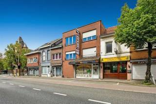 Deze woning is uiterst gunstig gelegen, nabij het historisch centrum van Leuven en het openbaar vervoer. Het gelijkvloers omvat een ruim...