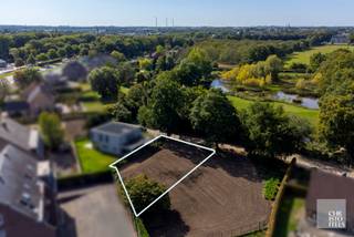 AFMETINGEN BOUWKAVEL:Perceelbreedte straatkant: 22mPerceelbreedte achterkant links: 21,93mPerceelbreedte achterkant rechts: 7.40Perceeldiepte links:...