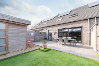 Bent u op zoek naar een recente en energiezuinige woning? Dan is dit huis in een rustige woonwijk precies wat u zoekt. De locatie combineert rust...