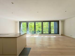 LAEKEN, mooi appartement met twee slaapkamers van ±100 m² in een klein appartementencomplex. Het appartement is als volgt ingedeeld: inkomhal, woonkamer van ±48 m², volledig uitgeruste keuken (oven, kookplaat, afzuigkap, koelkast, diepvriezer, vaatwasser), apart toilet, badkamer (bad, wastafel) met aansluitingen voor de wasmachine, een slaapkamer van ±10 m², een slaapkamer van ±12,5 m². Alle afmetingen zijn bij benadering. Voorzieningen voor gemeenschappelijke kosten: 60€/maand. Parkeerplaats VERPLICHT: 100 €/maand. Direct beschikbaar. EPC C+ 22 kg/(m²/jaar).
