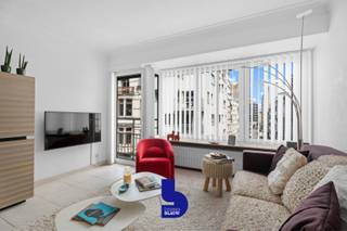 Ontdek dit lichtrijke appartement ,op de derde verdieping, met twee slaapkamers in het hart van Oostende.<br />Een ideale woonst of investering voor wie wil genieten van de zee én het stadsleven.<br /><br />De aangename leefruimte biedt voldoende plaats om te ontspannen of gasten te ontvangen.<br />De volledig ingerichte keuken is voorzien van alle moderne toestellen. Verder beschikt het appartement over twee ruime slaapkamers, een badkamer met bad/douchecombinatie en wastafel, een apart toilet en een praktische bergruimte.<br /><br />Wanneer we de deur achter ons toe trekken staan we reeds met één been in de zee, het park, de winkelstraat en ook verschillende culturele voorzieningen zijn op wandelafstand.<br /><br />In 2027 ondergaat deze residentie een totale renovatie. Meer info op eenvoudig verzoek.