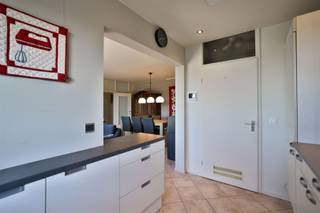 Op een rustige locatie in Edegem, omgeven door groen, bieden wij u dit energiezuinig appartement (80m²) aan met 2 slaapkamers en een...