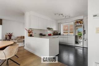 <p><span>UITZONDERLIJK RUIM APPARTEMENT VAN 161m² MET GROOT TERRAS EN GARAGE IN HARTJE SINT-TRUIDEN</span></p><p><span> </span></p><p><span>Bent u op zoek naar een bijzonder ruim appartement met een hoogwaardige afwerking, een royaal terras en een uitstekende ligging? Dan is dit appartement in het bruisende centrum van Sint-Truiden beslist een bezoek waard!</span><span><br /><br /></span><span>Dit prachtige appartement, met een bewoonbare oppervlakte van maar liefst 161 m², combineert ruimte, comfort en een uitstekende afwerkingskwaliteit. Dankzij de doordachte indeling, de aangename lichtinval en het gebruik van zeer degelijke en kwalitatieve materialen geniet u hier van een bijzonder aangename woonomgeving.</span><span><br /><br /></span><span>Bij het betreden van het appartement wordt u meteen verwelkomd door een ruimtelijk en verzorgd interieur. De lichtrijke leefruimte vormt het hart van de woning en biedt alle mogelijkheden om een gezellige zithoek en een volwaardige eetplaats in te richten. De grote raampartijen zorgen voor een overvloed aan natuurlijk daglicht en versterken het open en aangename ruimtegevoel.</span><span><br /><br /></span><span>Een van de absolute blikvangers is zonder twijfel het uitzonderlijk ruime terras. Hier geniet u in alle comfort van het buitenleven, met een prachtig uitzicht over de karaktervolle daken en de historische binnenstad van Sint-Truiden. Een heerlijke plek om te ontspannen, gezellig te tafelen of gasten te ontvangen.</span><span><br /><br /></span><span>Op de bovenverdieping bevinden zich twee volwaardige slaapkamers, die tal van mogelijkheden bieden voor een comfortabele inrichting. Daarnaast beschikt deze verdieping over een badkamer, uitgerust met zowel een ligbad als een douche, zodat u kunt genieten van optimaal comfort. Verder zijn er een afzonderlijk toilet en een praktische wasplaats voorzien, wat het dagelijkse gebruiksgemak aanzienlijk verhoogt.</span><span><br /><br /></span><span>Een bijkomende troef is de aanwezigheid van een garage, een bijzonder waardevolle meerwaarde op deze centrale locatie.</span><span><br /><br /></span><span>De ligging vormt een absoluut pluspunt. Het appartement bevindt zich midden in het centrum van Sint-Truiden, op wandelafstand van de Grote Markt, winkels, gezellige horecazaken en tal van andere voorzieningen. U geniet hier van alle voordelen van het stadsleven, terwijl u thuis beschikt over een uitzonderlijke hoeveelheid woonruimte en een royaal terras.</span><span><br /><br /></span><span>Kortom: dit appartement is een unieke opportuniteit voor wie op zoek is naar een combinatie van ruimte, kwaliteit en een topligging in het centrum van Sint-Truiden. De royale bewoonbare oppervlakte, het uitzonderlijk grote terras en de aanwezigheid van een garage maken dit tot een bijzonder aantrekkelijk geheel.</span><span><br /><br /></span><span>Bent u gecharmeerd door dit pand? Contacteer ons dan snel op het nummer </span><span>011 36 24 24 </span><span>of via info@canius.be.</span></p><p><span> </span></p><p><span>De vermelde oppervlaktes zijn slechts een indicatie. Canius Real Estate kan niet verantwoordelijk gesteld worden voor de juistheid van de door zijn verstrekte gegevens.</span></p><p><span> </span></p>