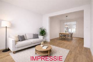 <p><span> </span></p><p><span>Zin in een make-overproject met een stevige dosis charme? Dan is deze woning in de Beekstraat er eentje om te onthouden. Achter de authentieke gevel schuilt een uitzonderlijk ruime woning met hoge plafonds, sierschouwen, plankenvloeren, een fijne stadstuin en massa’s mogelijkheden om er opnieuw een echte parel van te maken.</span></p><p><span> </span></p><p><span>Authentiek, ruim en klaar voor een nieuw verhaal</span></p><p><span>Achter de charmante gevel schuilt een woning die vraagt om een grondige renovatie, maar tegelijk heel veel teruggeeft aan wie er z’n schouders onder zet. In de inkomhal valt meteen de mooie vloer op, samen met de authentieke trap en de originele wandafwerking. Doorheen de woning keren die karaktervolle elementen terug: plankenvloeren, sierschouwen, hoge plafonds en royale ruimtes die je vandaag nog helemaal naar je hand kunt zetten. Net dat maakt dit zo’n boeiend pand: je koopt hier geen afgewerkt verhaal, maar een karakterhuis dat je nog volledig naar je eigen smaak kunt herschrijven.</span></p><p><span>Op het gelijkvloers heb je vooraan de leefruimte en eetkamer, met veel lichtinval en mooie authentieke details. Achteraan sluiten veranda en keuken aan op de tuin, waardoor je hier een heel fijne woonlaag kunt creëren met zicht op het groen. De tuin is discreet gelegen en heeft alles in huis om uit te groeien tot een heerlijke stadsoase. Achteraan heb je bovendien nog extra ruimte die perfect kan dienen als berging, atelier, hobbyplek of werkruimte.</span></p><p><span> </span></p><p><span>Groot huis, veel kamers</span></p><p><span>Op de eerste verdieping vind je twee ruime slaapkamers met veel licht en opnieuw die fijne authentieke sfeer. De tussenverdieping achteraan is vandaag ingericht als wasplaats, maar leent zich perfect tot een extra badkamer of een andere praktische invulling. Op de tweede verdieping heb je nog eens drie slaapkamers, ideaal voor kinderen, logees, dressing, bureau of hobbykamer. Daarnaast is er een royale badkamerruimte met zicht op de tuin, waar je echt iets moois van kunt maken. Helemaal bovenaan heb je nog een zolderverdieping met verschillende ruimtes, die je kunt benutten als home office, hobbyplek, opslag of extra kamers. Plaats tekort? Niet meteen hier.</span></p><p><span> </span></p><p><span>Levendige buurt met alles dichtbij</span></p><p><span>Je woont hier op wandelafstand van het Laar, een fijne plek waar buren elkaar ontmoeten en waar het typische Borgerhoutse leven zich afspeelt. De Turnhoutsebaan ligt om de hoek, dus buurtwinkels, supermarkten en openbaar vervoer zijn nooit ver weg. Ook qua groen zit je goed, met Park Spoor Oost, Park Spoor Noord en het Rivierenhof op fietsafstand. Een levendige, centrale ligging dus, waar je vlot de stad in en uit geraakt én alles dichtbij hebt.</span></p><p><span> </span></p>