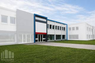 Découvrez ce showroom avec <strong>espace de stockage/atelier de 675 m²</strong>, idéalement situé à Zaventem. Bénéficiant d'un emplacement stratégique le long de la Chaussée de Louvain et de l'Avenue de la Libération, ce bien offre une visibilité exceptionnelle et une excellente accessibilité, garantissant une visibilité maximale pour votre entreprise.<br /><br />Cet espace polyvalent dispose d'une hauteur libre de 6 mètres et est équipé d'une grande porte sectionnelle, ce qui le rend parfaitement adapté à une combinaison de showroom, d'entrepôt et d'atelier. De nombreuses places de parking sont disponibles autour du bâtiment pour les clients et les visiteurs.<br /><br />Le bien est situé dans un environnement commercial dynamique, à proximité immédiate d'entreprises renommées telles que Wondercar, Sixt, Würth, Hilti et de nombreuses autres sociétés. Un emplacement idéal pour les entreprises souhaitant allier visibilité, accessibilité et fonctionnalité.<br /><br />Une opportunité unique pour implanter votre activité dans un emplacement commercial de premier choix.<br /><br />Pour plus d'informations, les plans ou une visite sans engagement, contactez <strong>PANORAMA B2B</strong> au <strong>0477 30 40 05</strong>.