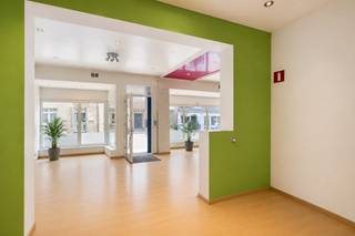 Titel
Handelspand van 79 m² met 9 meter vitrine in hartje Zottegem
Locatie:
Dit handelspand is uitstekend gelegen aan de Hoogstraat 56 in het centrum van Zottegem, op een zichtbare locatie tussen andere handelszaken en op wandelafstand van alle centrumvoorzieningen.
Voor een succesvolle handelszaak is zichtbaarheid essentieel. Een ruime vitrine zorgt ervoor dat uw zaak, producten en uitstraling meteen in het oog springen bij voorbijgangers. Met een vitrinebreedte van maar liefst 9 meter beschikt dit pand over een bijzonder sterke commerciële zichtbaarheid.
Indeling:
Het handelspand beschikt over een totale oppervlakte van 61 m² en biedt een open en flexibel in te richten handelsruimte. Dankzij de brede raampartijen aan de voorzijde geniet het pand bovendien van veel natuurlijke lichtinval.
De indeling kan volledig worden afgestemd op de toekomstige activiteit. Hierdoor leent het pand zich uitstekend voor onder meer retail, kantoor, dienstverlening, showroom of een vrij beroep, steeds onder voorbehoud van de nodige vergunningen.
Troeven:
79 m² handelsoppervlakte
Maar liefst 9 meter vitrine
Uitstekende zichtbaarheid
Gelegen in hartje Zottegem
Veel natuurlijke lichtinval
Open en flexibel in te richten
Geschikt voor verschillende commerciële activiteiten
Sterke commerciële uitstraling
Technisch:
Het handelspand bevindt zich op het gelijkvloers en combineert een praktische oppervlakte van 61 m² met een opvallend brede straatgevel. Vooral de 9 meter brede vitrine is een absolute troef: een handelszaak moet gezien worden, en dit pand biedt daarvoor alle mogelijkheden.
Dankzij de centrale ligging, de grote glaspartijen en de flexibel in te richten ruimte vormt dit een interessante opportuniteit voor ondernemers die op zoek zijn naar een zichtbare commerciële locatie in hartje Zottegem.
Voor meer informatie of een bezoek kan u een aanvraag invullen op onze website of even bellen op het nr. 03/345.88.99.