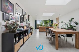 - BEZOEKMOMENT: 4/07/2026 -<br /><br />Bent u op zoek naar een instapklare woning waar u zonder zorgen kunt intrekken? Dan zal deze smaakvol gerenoveerde woning in het charmante Brielen u ongetwijfeld weten te bekoren. Dankzij de uitstekende ligging geniet u van de rust van een aangename woonomgeving, terwijl het bruisende centrum van Ieper, de omliggende deelgemeenten en de A19 zich op slechts enkele minuten bevinden.<br /><br />Bij het binnenkomen wordt u verwelkomd in een verzorgde inkomhal met aansluitend een praktische berging, voorzien van alle technieken en aansluitingen voor was- en droogmachine. Verder beschikt het gelijkvloers over een afzonderlijk gastentoilet en een lichtrijke leefruimte waar gezelligheid en wooncomfort centraal staan. De moderne keuken sluit hier naadloos op aan en vormt het ideale hart van de woning. Bovendien beschikt u over een droge kelder, perfect als extra bergruimte.<br /><br />Op de eerste verdieping bevindt zich een bijzonder ruime slaapkamer met dressing en een stijlvolle badkamer uitgerust met douche, ligbad en lavabomeubel. De tweede verdieping straalt karakter en charme uit dankzij de authentieke houten balken. Deze royale ruimte beschikt bovendien over een ingebouwde bureauruimte en biedt de mogelijkheid om eenvoudig op te delen tot twee afzonderlijke kamers. Zo kan de woning uitgroeien tot een volwaardige gezinswoning met drie slaapkamers. Ook buiten werd niets aan het toeval overgelaten. De prachtig aangelegde tuin met zonnig terras nodigt uit om volop te genieten van lange zomeravonden, gezellige familiebarbecues of een rustig moment in het groen.<br /><br />Verder zijn er nog tal van troeven die het verschil maken, zoals: een regenwaterput van 10.000 liter, een gunstig EPC, asbestveilig, conforme elektriciteit, een ventilatiesysteem D en zoveel meer.<br /><br />Laat u ter plaatse overtuigen door de ruimte, de afwerking en de warme sfeer van deze woning. Plan vandaag nog uw bezoek op zaterdag 4/07/2026 en ontdek zelf alles wat deze unieke eigendom te bieden heeft.