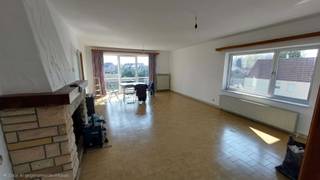 Aangenaam appartement op de 2de verdieping. Geen lift.Inkomhall, aparte WC met lavabo, 2 slaapkamers met vinyltegels.Gerenoveerde badkamer met ligbad...