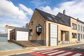 Bent u op zoek naar een uitzonderlijk ruime gezinswoning met een grote opslagruimte in Dilbeek?<br /><br />Dan is deze unieke eigendom beslist een bezoek waard. Deze ruime eengezinswoning beschikt over maar liefst 6 slaapkamers en 3 badkamers en wordt aangevuld met een indrukwekkende achterliggende opslagruimte van ca. 390 m². Een ideale combinatie voor grote gezinnen en hobbyisten.<br /><br />De ligging is een absolute troef. De woning bevindt zich op een vlot bereikbare locatie, in de nabijheid van scholen, winkels, openbaar vervoer en de centra van zowel Dilbeek als Ternat. Bovendien bereikt u in enkele minuten de op- en afritten van de E40, waardoor Brussel en Gent uitstekend bereikbaar zijn.<br /><br />Een eigendom die wonen en ruimte perfect combineert en tal van mogelijkheden biedt.<br /><br />Daarbovenop treffen we een aangename achterliggende tuinzone met zicht op de velden.<br /><br /><strong><span>Indeling;<br /></span></strong>Deze uitzonderlijk ruime eigendom biedt een totale bruikbare oppervlakte van ca. 385 m² en beschikt over maar liefst 6 volwaardige slaapkamers en 3 badkamers. Dankzij het uitstekende onderhoud en de gedeeltelijke renovaties doorheen de jaren is de woning instapklaar en perfect geschikt voor grote gezinnen, kangoeroewonen of wie op zoek is naar extra leefruimte. Een praktische kelderruimte zorgt bovendien voor bijkomende bergruimte.<br /><br />Het hoofdgebouw is uitgerust met een inpandige garage. Via de naastgelegen oprit bereikt u de indrukwekkende achterliggende loods, die toegankelijk is via een sectionaalpoort.<br /><br />Met een bruikbare oppervlakte van ca. 390 m² biedt deze multifunctionele ruimte tal van mogelijkheden. Ze is ideaal als werkplaats, opslagruimte, atelier of garage voor meerdere voertuigen en vormt de perfecte uitvalsbasis voor hobbyisten, verzamelaars of liefhebbers van oldtimers. De combinatie van een ruime woning met een loods van deze omvang maakt van deze eigendom een zeldzame opportuniteit met een breed scala aan gebruiksmogelijkheden.<br /><span><br /></span><span><strong>SURPLUS:</strong><br /></span>Confome elektrische installaties, EPC label C, gunstig asbestattest, blanco bodemattest.<br /><br />Benieuwd naar wat deze eigendom allemaal te bieden heeft? Neem contact op met ons kantoor voor een afspraak ter plaatse.<br />info@impromove.be - 02 887 80 56