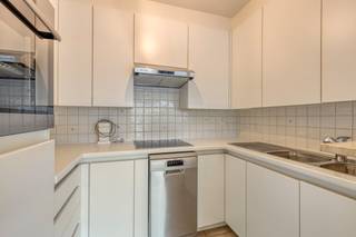 Dit gerenoveerde appartement (2025) met twee slaapkamers en terras in een kleinschalig gebouw te koop nabij het centrum van Waregem, op wandelafstand van de markt en park Baron Casier. Tevens interessante investering!<br /><br />INDELING<br /><br />Inkomhal - leefruimte - keuken - terras - nachthal - apart toilet - slaapkamer 1 - badkamer 1 - slaapkamer 2 - badkamer 2 - bovengrondse berging<br /><br />Mogelijkheid tot aankoop bovengrondse garagebox € 30.000<br /><br />ALGEMENE INFO<br /><br />- volledige renovatie in 2025<br />- airco/warmen met warmtepomp<br />- centrale ligging<br />- kleinschalig gebouw<br />- goede investering<br />- zuidgericht terras<br />- bovengrondse berging<br />- mogelijkheid aankoop bovengrondse garagebox (€ 30.000)<br /><br />Interesse in deze eigendom? Contacteer ons voor meer informatie of een bezoek ter plaatse! <br />Rob Vandaele - 0493 25 35 89