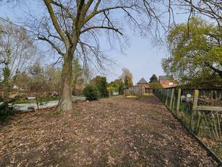 Te renoveren woning met 2 slaapkamers en diepe tuin. Het pand is gelegen langs een rustige woonstraat op wandelafstand van het pittoreske dorpscentrum van Wakkerzeel. De woning staat ingeplant op een ruim perceel grond van 1.298m². School en bakker op wandelafstand. Goede verbindingen met de auto richting Haacht en Leuven door de nabijgelegen Wijgmaalsesteenweg. Vg, Wglk, Gmo, Gvkr, Gvv. EPC-score : 820 (label F - renovatieplicht). Oppervlakte : 12a 98ca. Oriëntatie tuin : zuidwesten. <br /><br />INDELING : <br />Kelder : (plafondhoogte: ± 1,68m)<br /><br />Gelijkvloers : (plafondhoogte: ± 2,73m)<br />Inkomhal (elektriciteitsinstallatie, houten trap naar verdieping en kelder), living (schouw), keuken (roestvrije spoelbak met afdruipvlak, aanbouwkasten, dampkap), veranda (buitendeur), eetplaats, badkamer (ligbad, lavabo op meubel, toilet), wasplaats (aansluiting wasmachine, buitendeur, lavabo), stookruimte (stookketel, boiler)<br /><br />Eerste verdieping : (plafondhoogte: ± 2,43m)<br />Overloop (trapluik naar zolder, aanbouwkast), slaapkamer 1, slaapkamer 2, kleine kamer.<br /><br />Stockagezolder<br /><br />Afzonderlijk : <br />Garagegebouw, verschillende stockagegebouwen.<br /><br />AFWERKING :<br />- Vloer : granito tegels, betontegels, vinyl, houten plankenvloer.<br />- Muren : behangen, betegeld, houten platen, houten planchetten, metselwerk, geschilderd pleisterwerk.<br />- Plafond : geschilderd pleisterwerk, houten plafondtegels, dennenhouten planchetten.<br /><br />AFMETINGEN :<br />Zie indelingsplan bij downloads.<br />Kelder: ± 9m² - Zolder: ± 54m²<br /><br />DIVERSEN : <br />Ramen in hout met enkele beglazing en glas in lood. Draai- en kiepramen in pvc met dubbele beglazing. Rolluiken in hout met lint. Centrale verwarming op stookolie met radiatoren. De bovengrondse stookolietank (± 2.800L) werd afgekeurd en dient aangepast of verwijderd te worden. Eventuele opmetingskosten zijn ten laste van de koper.<br /><br />STEDENBOUWKUNDIG :<br />Stedenbouwkundige vergunning : ja (voor 1962)<br />Stedenbouwkundige bestemming : woongebied met landelijk karakter<br />Geen rechterlijke herstelmaatregel of bestuurlijke maatregel opgelegd.<br />Voorkooprecht : nee<br />Verkavelingsvergunning : nee <br />P-score : B / G-score : A<br />Achteraan het perceel loopt voetweg nr. 61 met een breedte van 1,65m.