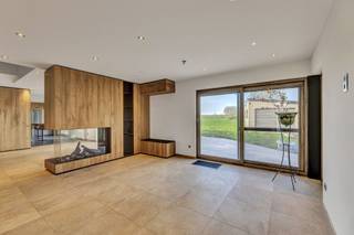 <p>Deze <strong>gerenoveerde/deels nieuwbouw woning</strong> is uitermate geschikt voor grote gezinnen of<strong> gezinnen met praktijkruimte/zelfstandige activiteit</strong>. Dit door verschillende toegangsdeuren. Ook <strong>kangoeroewoning </strong>behoort tot de mogelijkheden. De woning werd volledig gerenoveerd en voorzien van alledaags comfort. Hoewel instap klaar liggen verschillende nutsleidingen al klaar om bijkomende badkamers en bijkomende faciliteiten te bewerkstelligen. Eiken deuren, ingemaakte massieve kasten over de volledige benedenverdieping, massief eiken Amerikaanse keuken met granieten werkblad zijn slechts een deel van de troeven van de woning. De living van maar liefst 50 m² heeft een <strong>adembenemend uitzicht op de achterliggende tuin en velden</strong>. Een <strong>veranda </strong>van 51 m2, met zonnepanelen als dak, zorgt voor een extra leefruimte. De woning bezit <strong>4 slaapkamers</strong> doch de ruimtes die wij beschrijven als bureelruimte (25m²) kan eveneens als bijkomende zelfstandige leefruimte, slaapkamers/praktijkruimte gebruikt worden. Energetisch werd deze woning eveneens aangepakt wat resulteerde in een <strong>EPC A</strong>. <br />Open leefruimtes - Zuinig energetisch verbruik - Mooie locatie op verbindingsweg met achterliggende velden</p>