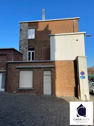 NOSTALGISCHE CONCIERGEWONING MET 4 SLAAPKAMERS. Centraal gelegen aan het einde van een verbindingsstraat met handelscentrum en Markt van Geraardsbergen vind je deze voormalige conciërgewoning met tal van vintage elementen. Momenteel uitgebaat als Escape Room maar zowel leegmaken als overname (prijs verder te bespreken) is mogelijk. De woning is zeer ruim en constructief zeer stevig en gezond. Je komt binnen in een volumineuze traphal gelinkt aan een ruime loungekamer die nu als wachtzaal dienst doet. Achteraan een eetkamer en (te renoveren) keuken met extra bergruimte. Droge frisse kelder. 1ste verdieping met 2 slaapkamers (TIP : creëren dakterras !), traphal met overloop, en zijdelings nog een sober ingerichte badkamer met douche, toilet en wastafel(momenteel omgebouwd tot deel van de Escape room en enkel toegankelijk via een kast). 2de verdieping met nog eens 2 slaapkamers en traphal. De woning is meteen bewoonbaar, behoudens het installeren van een keuken. Centrale verwarming via een recente gaswandketel van het betere merk BUDERUS. Nagenoeg overal dubbel glas in vernieuwd PVC schrijnwerk. IDEALE WONING VOOR DE STADSLIEFHEBBER met veel groen, recreatie, scholen en winkels dichtbij. Gratis parking rechtover. OPGELET: Geen buitenruimte/ tuin!
