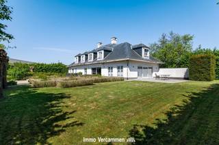<p><span>Villa exclusive et élégante avec piscine à Sint-Katelijne-Waver.</span></p><p><span>Cette élégante villa contemporaine est située à proximité de plusieurs écoles et de l'hôpital AZ sint Maarten. Son emplacement pratique en fait également un excellent point de départ pour ceux qui se rendent à Malines, Anvers, Bruxelles ou Louvain.</span></p><p><span> </span></p><p><span>Le hall d'entrée spacieux avec toilettes et vestiaire donne accès à la cuisine et au salon lumineux. La cuisine spacieuse est pratique et dispose de nombreux espaces de rangement. Le salon contemporain a été entièrement rénové avec une menuiserie sur mesure par un architecte d'intérieur. De grandes fenêtres coulissantes permettent d'accéder, depuis la cuisine et le salon, au magnifique jardin orienté au sud, où vous pourrez profiter d'une piscine extérieure chauffée et d'un sauna en toute intimité. De plus, au rez-de-chaussée, vous trouverez un double garage intérieur, une buanderie, un garde-manger, un second vestiaire, un débarras et un espace bureau. L'étage supérieur abrite pas moins de 6 chambres à coucher, 2 salles de bains et une salle de toilettes séparée. La chambre principale comprend un dressing spacieux avec des armoires encastrées ainsi qu'une salle de bains avec baignoire, douche, toilettes et double lavabo. Depuis la chambre principale et les deux autres chambres, vous avez accès à une grande terrasse ensoleillée donnant sur le jardin verdoyant et magnifiquement aménagé. Les jours ensoleillés, vous pouvez apercevoir la tour de St Rombout depuis cette terrasse. La propriété est également équipée d'un grenier aménagé divisé en un grand espace de vie d'une part et une petite chambre superposée d'autre part.</span></p><p><span> </span></p><p><span>La facilité d'accès est garantie grâce à sa situation centrale entre Bruxelles et Anvers, à proximité des principales artères, de la gare et de la piste cyclable.</span></p><p><span>Venez découvrir les atouts de cette magnifique propriété sur place et prenez rendez-vous : 015/755 444 ou <span>info@immovercammen.be</span></span><span> </span></p><p><span> </span></p>