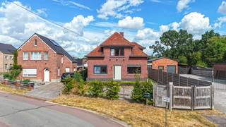 <p>Deze open bebouwing is gelegen in een rustige en gegeerde omgeving en geniet van een uitstekende bereikbaarheid. Winkels, scholen en andere dagelijkse voorzieningen bevinden zich in de nabije omgeving, terwijl ook de autosnelweg op slechts enkele minuten bereikbaar is. Bovendien bevinden de gezellige zomerbars aan het kanaal en Kasteel Terlamen zich op wandelafstand.</p>
<p>Bij het betreden van de woning komt u terecht in de inkomhal, die toegang biedt tot de ruime en lichtrijke woonkamer. Rechts van de inkomhal bevindt zich een extra polyvalente kamer, ideaal als hobbyruimte, bureau of extra slaapkamer.</p>
<p>Verder bevinden zich op het gelijkvloers de keuken en een achterliggende bijbouw die bijkomende mogelijkheden biedt. Ook de praktische badkamer is hier gelegen en is uitgerust met een bad, douche, toilet en badkamermeubel met wastafel.</p>
<p>De eerste verdieping beschikt over drie slaapkamers en een toilet.</p>
<p>Buiten geniet u van een onderhoudsvriendelijke en volledig omheinde tuin, ideaal voor wie privacy en een praktische buitenruimte belangrijk vindt.</p>
<p>De woning dient energetisch gerenoveerd te worden, maar biedt hierdoor net heel wat mogelijkheden om ze volledig naar eigen smaak en hedendaagse woonnormen te moderniseren. Een interessante opportuniteit voor wie op zoek is naar een ruime woning met potentieel op een aantrekkelijke locatie.</p>
<p>Pluspunten:</p>
<p>- open bebouwing</p>
<p>- rustige ligging met vlotte bereikbaarheid</p>
<p>- op slechts enkele minuten van de autostrade</p>
<p>- badkamer op het gelijkvloers met bad en douche</p>
<p>- 4 slaapkamers</p>
<p>- tal van mogelijkheden na energetische renovatie</p>
<p>Maatregelen opgenomen in het Maatregelenregister: nee</p>
<p><span>Voor een bezichtiging ter plaatse of meer info, bel ons op 078/78.78.70, of kom gewoon binnen op ons kantoor, steeds welkom!</span></p>