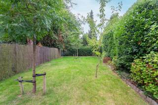 Park Den Brandt: Luxueus gerenoveerde woning<br />Welkom in de gegeerde buurt van Park Den Brandt, één van de mooiste woonomgevingen van Antwerpen. Je woont hier tussen statige lanen, elegante architectuur en veel groen, met winkels, scholen, sportfaciliteiten en openbaar vervoer vlakbij. Ook de invalswegen en het centrum zijn vlot bereikbaar. Een grote troef is het nabijgelegen Middelheimpark – ideaal voor een ontspannen wandeling, jogsessie of culturele uitstap.<br /><br />De woning werd in 2019 volledig gerenoveerd met kwalitatieve materialen en oog voor detail. Hier hoef je enkel nog te verhuizen en te genieten! De inkomhal met gastentoilet en vestiaire leidt naar een lichtrijke leefruimte met grote raampartijen en een open, hyper-geïnstalleerde keuken – perfect om te koken en tafelen met vrienden of familie.<br /><br />Via de leefruimte bereik je de zuidwestgerichte tuin van ca. 180 m² met terras en veel privacy. Daarnaast is er een inpandige garage en oprit. Boven vind je een ruime master bedroom met moderne badkamer en terrasje, twee bijkomende slaapkamers, een bureauruimte (of vierde slaapkamer), tweede badkamer en apart toilet.<br /><br />Een instapklare, lichtrijke woning op een toplocatie waar comfort, rust en stijl samenkomen.