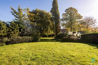 TE KOOP IN HOFSTADE <br /><br />Welkom in deze prachtige en unieke villa uit 1992 gelegen in Hofstade, met een adembenemend uitzicht op de natuur. Deze woning straalt stijl, elegantie en hoogwaardige afwerking uit en biedt alle ruimte en comfort.<br /><br />Bij binnenkomst wordt u verwelkomd in een ruime inkomhal met gastentoilet, die toegang biedt tot een grote bureauruimte , ideaal voor wie thuis werkt of een praktijk aan huis wenst. De lichtrijke leefruimte met eetkamer en charmante erker ademt klasse en gezelligheid. De volledig uitgeruste keuken sluit naadloos aan bij de veranda, vanwaar u geniet van een panoramisch zicht op de prachtige, aangelegde tuin.<br /><br />De eerste verdieping beschikt over drie royale slaapkamers, waaronder een master bedroom met ensuite badkamer, apart toilet en privé-balkon. Verder vindt u hier ook een wasruimte, extra berging en een derde toilet.<br /><br />De woning is volledig onderkelderd en biedt een ruime garage met plaats voor meerdere wagens, een bergruimte en een archiefkamer. De brede oprit naast de woning leidt vlot naar de ondergrondse garage.<br /><br />Buiten kunt u genieten van een ruim zonneterras met zicht op de perfect onderhouden tuin – de ideale plek om te ontspannen in alle rust. Het Franse dak, bestaande uit 100% natuurleien, en de luxueuze afwerking geven de woning een tijdloze, exclusieve uitstraling die zelden te vinden is.<br /><br />Graag een bezoek ter plaatse? Contacteer ons op het nummer 0470 06 40 60 of mail naar margot@cornelis-goeman.be