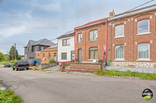 Gezellige woning met 2 slaapkamers op rustige ligging in Tongeren<br /><br />Deze woning bevindt zich in de Blaarmolenstraat 3 in Tongeren, op een uiterst rustige locatie vlak bij natuurreservaat De Kevie. Dankzij de vlotte verbinding met de autosnelweg en een bushalte op slechts 50 meter geniet je hier van een uitstekende bereikbaarheid.<br /><br />Aan de voorzijde van de woning bevindt zich een aangenaam terras van 16,80 m². Via de inkomhal bereik je twee polyvalente ruimtes die perfect kunnen dienen als slaapkamers. Daarnaast geeft de hal toegang tot het afzonderlijke toilet en de trap naar de verdieping.<br /><br />Op de eerste verdieping kom je terecht in de leefruimte met eetplaats en ingerichte keuken. Verder beschikt de woning over een praktische berging, een gezellige zithoek en een badkamer. Door de flexibele indeling biedt deze woning verschillende mogelijkheden naar inrichting en gebruik.<br /><br />De woning is op dit moment verhuurd. <br /><br />Interesse in een bezoek? Neem gerust contact op met Valère Vangeel via Vestio, mail naar michiel@vestio.com of telefonisch via 0478 30 04 25.