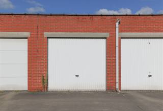 Gelegen in de Daniël Baginierlaan, vinden we deze garagebox. Via een doorrit naast een appartementsgebouw bereiken we achteraan de boxen. Voor meer...