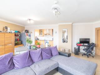 <p>Dit appartement met twee slaapkamers ligt in <strong>een rustige buurt</strong> van Merksem, vlakbij het toekomstige ringpark. Dankzij de centrale ligging, liggen alle voorzieningen in de directe omgeving.</p><p><strong>Het appartement bestaat uit</strong> een inkomhal – een woonkamer – een open keuken – een badkamer – 2 grote slaapkamers – een terrasje.</p><ul><li>Inclusief kelderberging</li><li>Conforme elektriciteitskeuring</li><li>Gunstige EPC-score</li><li>Grote berging in het appartement</li></ul>