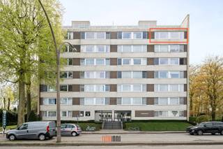 Rustgevend, lichtrijk, vlotte bereikbaarheid, conciërge aanwezig in het gebouw, winkels / beenhouwerij / bakker / ..., dit alles in de nabije omgeving, ... !! Dit zijn nog maar enkele troeven van dit aangenaam ruim appartement gelegen in residentie 'Boskoraal' te Sint-Michiels.<br /><br />Volgende woonindeling : inkomhal met vestiaire en gastentoilet, door de grote raampartijen heeft dit appartement een lichtrijke eet- & leefruimte met ruime keuken, berging, kinderkamer/hobbyruimte/dressing en twee ruime slaapkamers, badkamer met ligbad/douche en dubbele lavabomeubel.<br />Op het zongericht terras is er een fantastisch zicht op het park met vijver en zijn groene omgeving !!<br />Daarnaast is er in de kelderverdieping nog een parkeerplaats, ruime privatieve berging en gemeenschappelijke fietsenberging.<br /><br />Appartement werd recent geschilderd!<br /><br />Gemeenschappelijke kosten: provisie 150€/mnd (inbegrepen: syndic, gas en water).<br /><br />Wenst u een bezoek of meer info, neem dan snel contact op : info@futurimmo.be of 0470 50 50 50.