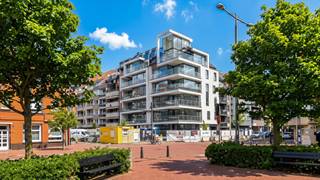 <p>Prachtig nieuwbouw appartement met 2 slaapkamers gelegen op de gelijkvloerse verdieping gelegen aan het Verzetsplein.<br />Indeling: inkomhall met gastentoilet en vestiaire. Lichtrijke en ruime leefruimte (raampartijen tot aan de grond) bestaande uit een open keuken, eetplaats en salon met toegang tot het zuidwestgerichte terras. Berging met aansluiting voor wasmachine en droogkast. Twee volwaardige slaapkamers. Slaapkamer 1 met dressing en slaapkamer 2 met ingemaakte kasten. Twee badkamers.<br />Ruime gemeenschappelijke fietsenberging aanwezig.<br />Oplevering 2026.</p>