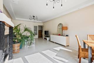 Instapklaar gelijkvloers appartement met ruim terras en tuintje op toplocatie in Ekeren.Op zoek naar een knus en instap klaar appartement met een buitenruimte om volop van te genieten? Dit charmante gelijkvloerse appartement in Ekeren combineert comfortabel wonen met een uitstekende ligging.Het appartement beschikt over twee slaapkamers, een vernieuwde badkamer en een praktische keuken, waardoor je meteen kan intrekken en genieten van alle comfort.Een absolute troef is het ruime terras met aansluitend tuintje en praktisch tuinhuis. Een heerlijke plek om te ontspannen, gezellig buiten te eten of te genieten van zonnige dagen.Ook de ligging is bijzonder aantrekkelijk. Gelegen op een uiterst gunstige locatie in Ekeren, met een vlotte bereikbaarheid en scholen en openbaar vervoer in de nabije omgeving. Bovendien bevindt het prachtige park Hof De Bist zich vlakbij, ideaal voor een ontspannende wandeling of een momentje in het groen.Een gezellig, instap klaar appartement met een aangename buitenruimte en alles binnen handbereik. Ideaal voor wie comfortabel en zorgeloos wil wonen op een uitstekende locatie in Ekeren!Graag een bezoek inplannen?☎️ 0472 74 03 15✉️ wim@lefevervastgoed.beWeergegeven oppervlakte is overgenomen van het EPC en louter indicatief.