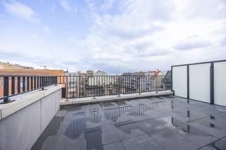 Welkom in deze <u>volledig gerenoveerde studio</u> in residentie Medina, centraal gelegen in <strong>Middelkerke</strong>.<br />De studio bevindt zich op de 5e en tevens bovenste verdieping, wat zorgt voor een <u>rustige</u> woonbeleving.<br /><br />Het pand beschikt over twee terrassen, waarvan het grootste 22 m² is.<br />De ligging is <strong>bijzonder centraal</strong>: op slechts 150 meter van de <u>zeedijk</u> en dichtbij winkels, horeca, openbaar vervoer en het nieuwe casino.<br /><br /><strong><u>Enkele troeven:</u></strong>
<ul>
<li><u>Volledige renovatie </u>met kwalitatieve materialen</li>
<li>Keuken met AEG toestellen (vaatwas, combi-oven, wasmachine, kookplaat, dampkap, frigo)</li>
<li>De studio wordt gemeubeld aangeboden (alles is splinternieuw)</li>
<li>Vernieuwd dak, terras en balustrades</li>
<li>Lichtrijke leefruimte</li>
<li><strong>Airco</strong> aanwezig</li>
<li>Badkamer met raam voor <u>natuurlijke verluchting</u></li>
<li><u>Elektriciteit conform</u></li>
<li>Nieuwe warmtepomp</li>
<li>Parket vloer in leefruimte</li>
</ul>
<br />Het huidige EPC-attest werd opgemaakt vóór de plaatsing van de nieuwe buitenisolatie in het plat dak en de buitenmuren.<br />Met deze verbeteringen zal het EPC binnenkort worden geactualiseerd naar een B-label.<br /><br />Vraag vandaag nog uw bezoek aan!<br />