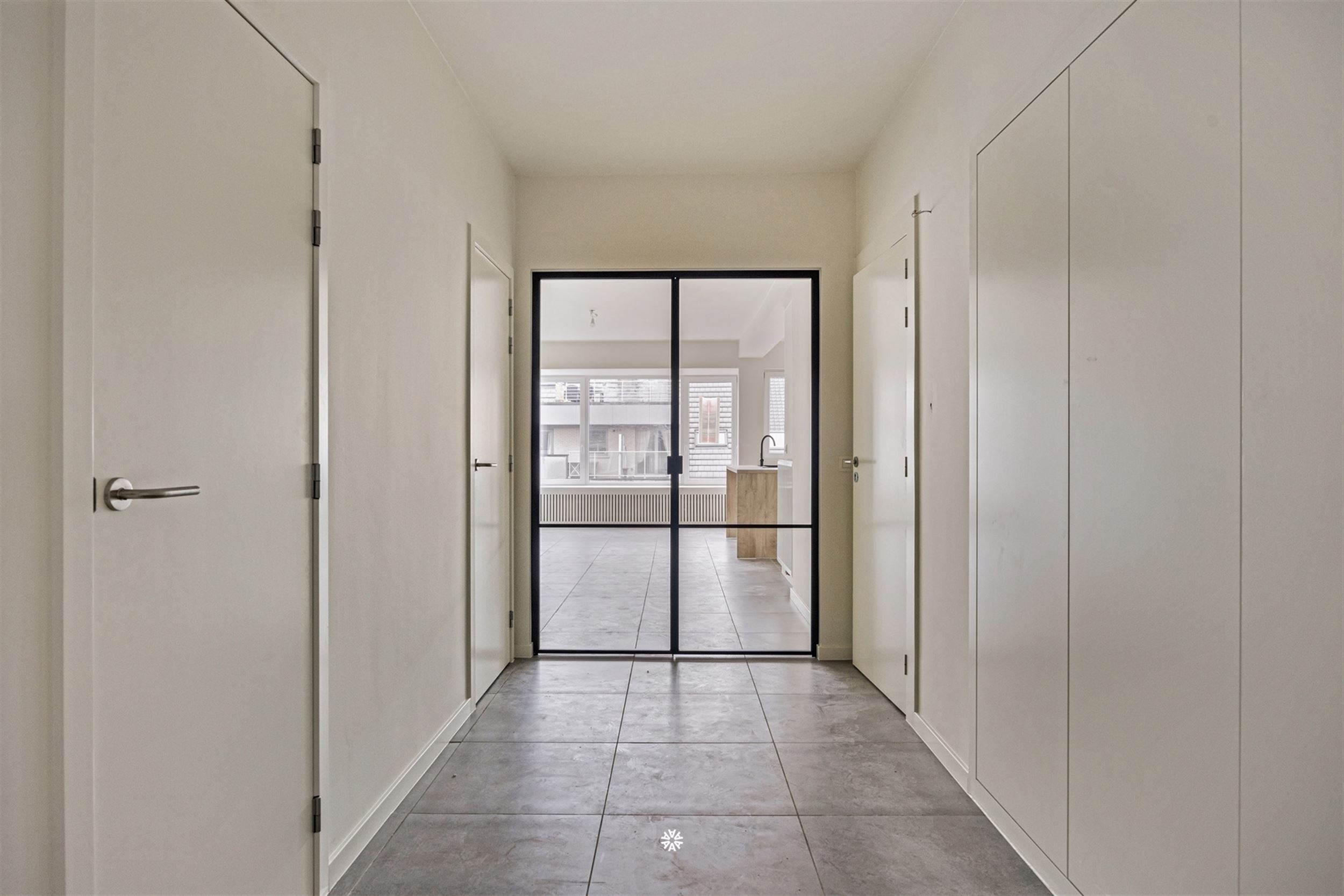 Gerenoveerd appartement met drie slaapkamers te huur - foto 4