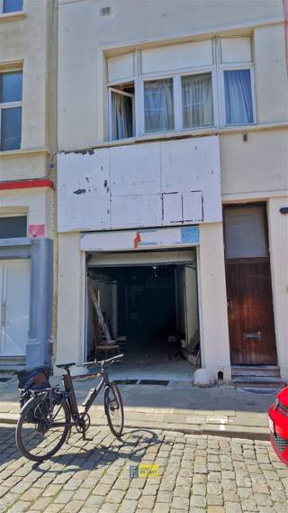 <p><span>Dit magazijn van 259m² grondoppervlakte is gelegen op het Laar te Borgerhout. Via een garagepoort en doorrit, komen we in een polyvalente ruimte van 4m vrije hoogte. Achteraan is er een trap naar de eerste verdieping van ongeveer 135m².</span></p><p><span>Een piece unique qua opslag in deze buurt!</span></p>