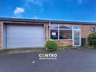 <u><strong>Benaderende bruto-AFMETINGEN: </strong></u><br />Magazijn: 315m² (9,80m x 32m).<br />Gemeenschappelijke parkeerplaatsen.<br /><br /><u><strong>AFWERKING:</strong></u><br />- Gemetste constructie met betonnen overspanning, zijwanden afgewerkt in gyproc <br />- Geïsoleerd dak met 2 lichtstraten<br />- Mezzanine 40m<sup>2</sup> <br />- Betonvloer<br />- Sectionale poort (h: 2,60m b: 4,10m) met afstandsbediening, aparte loopdeur en raam<br />- LED TL-verlichting<br />- Sanitair: dames+heren, 2 urinoirs, lavabo<br />- Vrije hoogte 2,85 tot 7,45m<br /><br /><u><strong>NUTSVOORZIENINGEN:</strong></u><br />Elektriciteit (3x400V -80A) met tussenteller - waterteller - camerabewaking - gemeenschappelijke snelladers (10) en traagladers (2) op de site (Smappee).<br /><br /><strong><u>BESTEMMINGSMOGELIJKHEDEN</u></strong>:<br />Zone voor milieubelastende industrieën.<br />Opslag, overslag, productie, B2B, bewerking en verwerking van goederen.<br /><br /><u><strong>LIGGING:</strong></u><br />Nijverheidsstraat, aan de Europalaan (vlak aan de Poort tot Poperinge), ring Poperinge.<br /><br /><u>* Bijzonderheden:</u><br />- Onmiddellijk beschikbaar.<br />- Geen gemene kosten behalve groenonderhoud.<br />- Vermelde prijzen zijn excl. onroerende voorheffing , elektriciteit en BTW.<br />- Onze referentie op <strong>www.centro.be</strong>: <strong>P0499-k</strong> of contacteer ons op <strong>050 70 01 02</strong>.