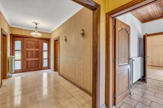 <p>Deze ruime, <strong>solide villa</strong> uit 1986 bevindt zich in een rustige woonomgeving te Geraardsbergen. <br />De te renoveren woning biedt een bewoonbare oppervlakte van <strong>260 m²</strong> en een <strong>kelder </strong>van maar liefst <strong>160 m²</strong>, op een perceel van 967 m².<strong> </strong><br /><strong>Een extra troef is de naastliggende bouwgrond van 816 m² met een breedte van circa 17 meter. </strong><br />Samen goed voor een totale grondoppervlakte van 1.783 m².<br />Op het gelijkvloers vinden we een inkomhal, een ruime woonkamer, een keuken en een apart toilet. Via de nachthal bereiken we de <strong>vier slaapkamers</strong> en de badkamer. <br />De <strong>zolderverdieping van 100 m²</strong> biedt bijkomende inrichtingsmogelijkheden. <br />De <strong>ruime kelder</strong> is ideaal als <strong>opslag- of hobbyruimte</strong> en biedt ook mogelijkheden voor zelfstandigen met nood aan extra bergruimte.<br />Buiten geniet u van een westgerichte tuin met terras, waar het aangenaam vertoeven is in de namiddag- en avondzon. <br />Een garage en bijkomende parkeergelegenheid vervolledigen het geheel.<br />De ligging combineert rust met een vlotte bereikbaarheid richting Aalst, Ninove en Brussel. <br />Winkels, scholen en openbaar vervoer bevinden zich op wandel- of fietsafstand.<br />Een eigendom met <strong>tal van mogelijkheden voor wie ruim wil wonen en naar eigen smaak wil renoveren, met een naastliggende bouwgrond als extra troef!</strong></p>