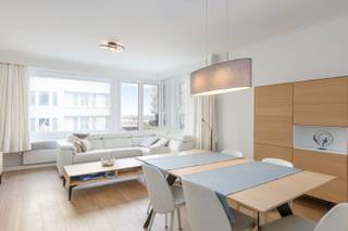 - Prachtig zeezicht uit uw leefruimte,<br />- Optimale lichtinval,<br />- 3 volwaardige slaapkamers.<br />- Op een steenworp van het strand.<br /><br /><br />Dit instapklaar appartement bevindt zich op de tweede verdieping in residentie "Mondial", met prachtig zeezicht uit uw leefruimte. <br />Het appartement biedt u moderne comfort met een ideale locatie, op wandelafstand van het strand, het casino en alle handelszaken waardoor het ideaal is als vaste woonst, tweede verblijf of als investering.<br /><br /><br /><strong>INDELING</strong>: Inkomhal, vestiaire, ruime leefruimte met zeezicht, volledige ingerichte keuken met een aansluiting voor wasmachine/ droogkast, 3 volwaardige slaapkamers, badkamer voorzien van een inloopdouche - wastafel, toilet, afzonderlijk toilet.<br />Privatieve kelderberging inbegrepen.<br /><br /><br />EPC: 131/ kWh - Label B (het attest is opgesteld voordat de condenserende ketel werd geplaatst.)<br />Elektriciteit conform<br /><br /><br />Meer informatie en bezoeken:<br />Immo De Beus 059 510 300