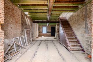 Te renoveren woning met gezellige tuin te koop in Aarschot!<br /><br />Deze woning aan de Tieltseweg 138 te Aarschot biedt een uitstekende kans voor wie op zoek is naar een renovatieproject met veel potentieel. De woning kan worden ingericht met maximaal drie slaapkamers en beschikt over een gezellige tuin waar u in alle rust kunt genieten.<br /><br />Bovendien werden reeds belangrijke werken uitgevoerd: het dak werd volledig vernieuwd, de ramen werden vervangen en ook de welfsels werden volledig vernieuwd. Hierdoor is een stevige basis aanwezig om het project verder af te werken naar eigen smaak.<br /><br />Deze eigendom is zowel interessant voor een aannemer of investeerder die het project verder wenst af te werken en te verkopen, als voor particulieren die op zoek zijn naar een woning om er hun eigen warme thuis van te maken.<br /><br />Dankzij de gunstige ligging geniet u van een vlotte verbinding naar het centrum van Aarschot, winkels, scholen en belangrijke invalswegen.<br /><br />Op 10 min van autostrade richting Hasselt, Leuven en Brussel<br /><br />Woongebied – Vergund geacht – Geen verkavelingsvergunning – Geen dagvaarding – Geen voorkooprecht<br /><br />Bel ons op 014/95.37.50 of mail naar secretariaat@degroot-celen.be voor meer informatie of een bezoek ter plaatse.