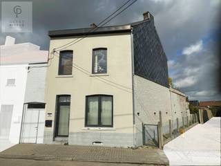 <p>Bent u op zoek naar een instapklare woning met karakter en een gezellige tuin?<br /><br />Dan is deze charmante woning in de Kouterstraat te Landen zeker een bezoek waard.<br />Deze karaktervolle woning, gebouwd rond 1900, is gelegen op een perceel van 296 m² en biedt een aangename combinatie van ruimte, comfort en authenticiteit.<br /><br />Bij het binnenkomen betreedt u de inkomhal die toegang geeft tot de lichtrijke leefruimte aan de voorzijde van de woning. Aansluitend bevindt zich de keuken met een gezellige eetkamer aan de tuinzijde, waar u geniet van een aangenaam zicht op de buitenruimte.<br /><br />Op de eerste verdieping vindt u een ruime nachthal, twee volwaardige slaapkamers en een moderne, volledig ingerichte badkamer met toilet.<br /><br />De zolderverdieping is momenteel ingericht als slaapkamer. Deze ruime kamer biedt eveneens plaats voor een speelhoek, bureau, enz...<br /><br />Verder beschikt de woning over een praktische kelder waar extra bergruimte voorzien is.<br /><br />De aangename tuin vormt de ideale plek om te genieten van rust en privacy.<br /><br />Dankzij de rustige ligging en de nabijheid van winkels, scholen, openbaar vervoer en belangrijke invalswegen vormt deze woning een uitstekende keuze voor starters en jonge gezinnen.<br /><br />Ben je nieuwsgierig naar dit pand of zie je jezelf hier al wonen, laat me iets weten en met plezier laat ik je deze woning ontdekken.</p>