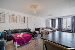 <h2><span>Te renoveren ruim 2-slaapkamerappartement met zonnig terras op toplocatie in Borgerhout!<br /><br /></span></h2><p><span>Bent u op zoek naar een appartement dat u volledig naar eigen smaak kunt renoveren? Dan is dit ruime 2-slaapkamerappartement op de eerste verdieping van een verzorgd gebouw met lift zeker een bezoek waard.</span></p><p><span>Dankzij de centrale ligging bevindt u zich op korte afstand van het centrum van Antwerpen, winkels, scholen, openbaar vervoer en de belangrijkste invalswegen, waardoor u geniet van een uitstekende bereikbaarheid.</span></p><p><span>De ruime en lichtrijke leefruimte aan de voorzijde sluit aan op de keuken. Aansluitend bevindt zich een praktische berging, ideaal als extra opbergruimte.</span></p><p><span>Het appartement beschikt over twee volwaardige ruime slaapkamers, waarvan één met rechtstreekse toegang tot het ruime, zuidwest georiënteerde terras.</span></p><p><span>De badkamer is uitgerust met een inloopdouche en een enkele wastafel. Daarnaast is er een apart gastentoilet.</span></p><p><span>Dit appartement vormt de ideale basis voor wie op zoek is naar een renovatieproject met tal van mogelijkheden op een uitstekende locatie.</span></p><p><span> </span></p><h3><span>Bijzonderheden:</span></h3><ul><li><span>Ruime en lichtrijke leefruimte</span></li><li><span>Twee volwaardige slaapkamers</span></li><li><span>Zuidwest georiënteerd terras</span></li><li><span>Verzorgd gebouw met lift</span></li><li><span>Privatieve kelderberging</span></li><li><span>Centrale ligging nabij Antwerpen, winkels, openbaar vervoer en belangrijke invalswegen</span></li><li><span>Ideaal renovatieproject met veel potentieel</span></li></ul><p><span> </span></p><p><span>Interesse in dit appartement met tal van mogelijkheden? Neem vandaag nog contact met ons op voor meer informatie of om een bezoek ter plaatse in te plannen.</span></p><p><span> </span></p><p><span> </span></p><p><span> </span></p><p><span> </span></p>