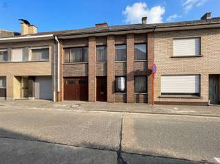 RENOVATE YOUR HOME WITH 4 BEDROOMS, GARAGE, AND GARDEN IN A PRIME LOCATION IN DENDERLEEUWAre you looking for a home with space, character & potential...