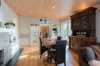 <h2><span>In de Vreedestraat 16 in Hechtel-Eksel vind je deze charmante woning te koop op een mooi perceel van 870 m².</span></h2>
De woning is gelegen in een rustige straat met weinig passage van auto's. Tegelijk woon je hier op korte afstand van het centrum van Hechtel-Eksel, waar je terecht kan voor winkels en dagelijkse voorzieningen.<br /><br />Je betreedt de woning via de inkomhal die toegang geeft tot de leefruimte. Dankzij de grote raampartijen geniet je hier van veel natuurlijk licht en een mooi zicht op de tuin. Vanuit de leefruimte heb je bovendien directe toegang tot het terras. De keuken sluit aan op de leefruimte, van hieruit bereik je enerzijds de achterhal, waar je toegang hebt tot de tuin en de badkamer met bad-douchecombinatie, lavabo en toilet. Anderzijds kom je via de keuken in de zeer ruime garage. Aansluitend vind je nog een berging, waar de aansluiting voor wasmachine en droogkast voorzien is. Vanuit de garage is er ook toegang tot een kelderruimte.<br /><br />Op de eerste verdieping bevinden zich drie slaapkamers. De volledige verdieping is voorzien van een recente laminaatvloer. Via de nachthal heb je ook toegang tot een ruime zolder, waar eventueel nog één of twee extra slaapkamers kunnen worden ingericht. Buiten geniet je van een ruime, zuidgerichte tuin met zuidgericht terras.<br /><br /><strong>Troeven van deze woning te koop in Hechtel-Eksel:</strong>

<ul>
	<li>Rustige ligging in een verkeersarme straat</li>
	<li>Perceel van 870 m² met zuidgerichte tuin</li>
	<li>Mogelijkheid tot extra kamers op zolder</li>
	<li>Ruime garage</li>
	<li>19 zonnepanelen met zonnebatterij</li>
	<li>Airco op warmtepomp</li>
	<li>Recent vernieuwd dak</li>
	<li>Nieuwe gasketel</li>
	<li>Rolluiken aan alle ramen</li>
	<li>Geen renovatieplicht</li>
</ul>
Interesse in deze woning te koop in Hechtel-Eksel? Contacteer ons via lize@optie-m.be of 0468 21 87 49 voor meer informatie of een bezoek.<br /><br />Wil je weten wat jouw woning waard is? Contacteer ons gerust voor een gratis schatting.<br />Extra informatie: ... / WG / ... / GVKR / ...