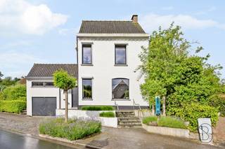 Unieke kans: instapklare woning op een unieke ligging aan de voet van het Kluisbos!<br /><br />Indeling: inkomhal, badkamer, bureauhoek, toilet, gezellige leefruimte met zithoek, open ingerichte keuken met stijlvolle glazen uitbouw en een multifunctionele ruimte die kan dienen als praktijkruimte, slaapkamer, bureauruimte, ..., voorzien van een aparte inkom. Verder beschikt de woning over een kelder, garage, berging en technische ruimte voor de centrale verwarming.<br />Op de eerste verdieping bevinden zich de nachthal en 2 slaapkamers.<br />De tweede verdieping omvat een ruime zolderslaapkamer.<br /><br />Buiten geniet u van een ruim terras en een aangename tuin, ideaal om in alle rust te ontspannen.<br /><br />TROEVEN:<br /><br />- Instapklare woning met praktische indeling<br />- Gelegen op een toplocatie aan de voet van het Kluisbos<br />- Zonnepanelen aanwezig<br />- Multifunctionele ruimte met aparte toegang, ideaal voor vrij beroep, praktijk of hobbyruimte<br />- Garage, kelder en extra bergruimtes aanwezig<br />- Ruim terras en gezellige tuin<br /><br />Meer info of een bezoek? Neem gerust contact op: charlotte@immobeguin