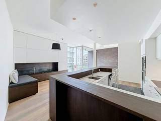 Gelegen binnen de kleine ring van Waregem, biedt dit prachtige appartement een uitzonderlijke woonbeleving. Dankzij de hoge plafonds en hoogwaardige afwerking, geniet u van een licht en ruimtelijk gevoel in elke ruimte.<br /><br />Het appartement beschikt over twee slaapkamers, een badkamer, een lichtrijke leefruimte met open keuken en een ruim terras. Daarnaast biedt dit appartement voldoende privacy en beschikt het over heel wat opbergruimte.<br /><br />Het gehele appartement is voorzien van een stijlvolle parketvloer en comfortabele vloerverwarming.<br /><br />INDELING:<br />Inkomhal met ingemaakte vestiaire - gastentoilet - beging met aansluiting wasmachine en droogkast - ruime leefruimte met open keuken - slaapkamer 1 - badkamer met inloopdouche, bad en lavabo - slaapkamer 2<br /><br />TROEVEN:<br />+ Ruim terras met ledverlichting<br />+ Lichtrijke leefruimte<br />+ Energiezuinig<br />+ Gelegen in stadsrand, nabij diverse invalswegen<br />+ Wijnfrigo aanwezig<br />+ grote berging in kelderverdieping <br />+ bio ethanol haard aanwezig <br /><br />Algemeen:<br />- Garagebox verplicht bij te huren: €60,00/maand<br />- Er wordt een voorschot van €110,00/maand gevraagd voor de kosten van water en gas (provisionele kosten), deze kosten worden jaarlijks afgerekend.<br /><br />De snelste manier om een bezoek te brengen aan deze woning?<br />Vraag je bezoek aan via de rode knop op onze website (www.dewaele.com) en je wordt gecontacteerd door onze makelaar.<br />Telefonisch kunnen er geen afspraken gemaakt worden.<br />Bij andere vragen kun je ons telefonisch contacteren via 056 605 605.