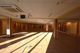 Uniek opportuniteit!! Polyvalente handelsruimte van maar liefst 580 m² op uitstekende locatie te centrum Putte.Dit uitzonderlijk vastgoed is gelegen...