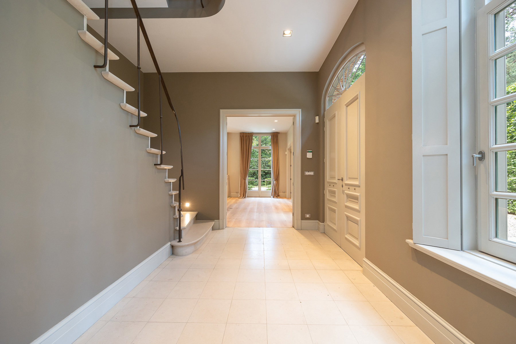 LUXUEUZE VILLA MET HOOGWAARDIGE AFWERKING - foto 2