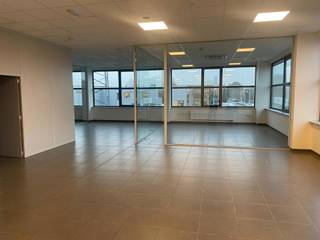 <p><strong>Bedrijfsruimte met kantoren te huur in Erembodegem, met uitstekende ontsluiting naar de E40.</strong></p>
<p>Het pand combineert 652,5 m² kantoorruimte met een magazijn van 502 m².</p>
<p>De instapklare kantoorruimte van 652,5 m² beschikt over veel natuurlijk licht en een volledig uitgeruste keuken.</p>
<p>Het magazijn van 502 m² is uitgerust met een sectionale poort, een polybetonvloer en een vrije hoogte van 6 meter.</p>
<p>Vooraan het gebouw zijn een aantal parkeerplaatsen beschikbaar.</p>
<p>Het pand is onmiddellijk beschikbaar. Voor meer informatie of het inplannen van een plaatsbezoek kunt u contact opnemen met Structura.biz.</p>