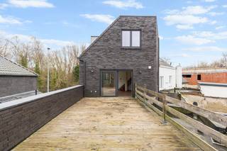 Op zoek naar een woning in Zwijnaarde dan is deze beletagewoning met een doordachte indeling en een uitgesproken architecturaal karakter absoluut uw bezoek waard.Op het gelijkvloers bevinden zich twee volwaardige slaapkamers, ideaal als master bedroom, kinderkamer, bureau of hobbyruimte. Dankzij de praktische indeling geniet deze verdieping van rust en functionaliteit.De eerste verdieping vormt het kloppend hart van de woning. Hier bevindt zich de volledig geïnstalleerde keuken, uitgerust met alle hedendaagse comfort. De keuken paalt rechtstreeks aan het ruime terras en creëert zo een perfecte binnen-buitenbeleving. Dit is dé plek om te koken, te tafelen en gasten te ontvangen.Op de tweede verdieping bevindt zich de royale leefruimte. Deze geniet van uitzonderlijk veel privacy en biedt een aangenaam zicht op het omliggende groen. De grote raampartijen zorgen voor een overvloed aan natuurlijk licht en versterken het open gevoel.De betonnen trappen vormen een echte blikvanger in de woning en zorgen voor een stoer, modern loftgevoel dat perfect aansluit bij de architecturale uitstraling.De woning heeft een mobiscore van 8,3 euro is het pand ideaal gelegen. Het pand ligt andere nabij van het Technologiepark en Tech Lane Ghent EilandINDELING: - Gelijkvloerse verdieping: Inkomhal met gastentoilet, berging, 2 slaapkamers, badkamer, koer en buitenberging- Eerste verdieping: Leefkeuken en ruim terras- Tweede verdieping: Woonkamer