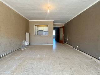 Gelijkvloers appartement te koop in Roeselare met garagebox! <br /><br />Bij het binnengaan van het appartement kom je in de ruime leefruimte met veel lichtinval, aansluitend heb je een open uitgeruste keuken. Er zijn 2 slaapkamers en een badkamer met bad, lavabo en toilet. Daarnaast is er nog een aparte berging waar de technische installaties zich bevinden, maar kan je ook gebruiken als opslagruimte.