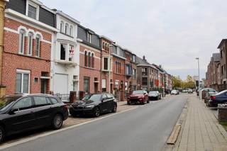 Deze volledig gerenoveerde woning bestaat op het gelijkvloers uit een inkomhal met apart gastentoilet. Er is een leefruimte met open geïnstalleerde keuken (met vaatwasmachine, kookplaat, dubbele spoelbak, dampkap, koelkast, oven, microgolf). <br /><br />Op de eerste verdieping bestaat de woning uit een eerste slaapkamer en ruime badkamer met ligbad, toilet, inloopdouche en wastafel. Via een vaste trap bereikt men de tweede verdieping met twee slaapkamers. Dankzij de hoge plafonds en grote raampartijen wordt een gevoel van openheid gecreëerd. <br /><br />De woning beschikt verder nog over een kelder en een gezellige aangelegde stadstuin. Dankzij de inpandige garage kan men één wagen binnen en één wagen op de oprit plaatsen. Deze woning werd volledig gerenoveerd in een moderne stijl met aandacht en behoud voor authentieke elementen. Uitermate goed gelegen nabij het centrum en nabij op- en afrittencomplex E40. Alarm aanwezig! Huurprijs:1100,- EUR/maand. Onmiddellijk beschikbaar.